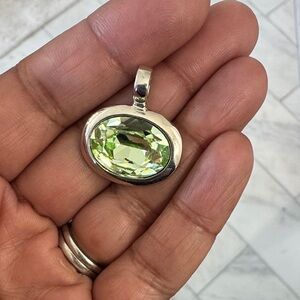 Light green crystal pendant with sliver metal
